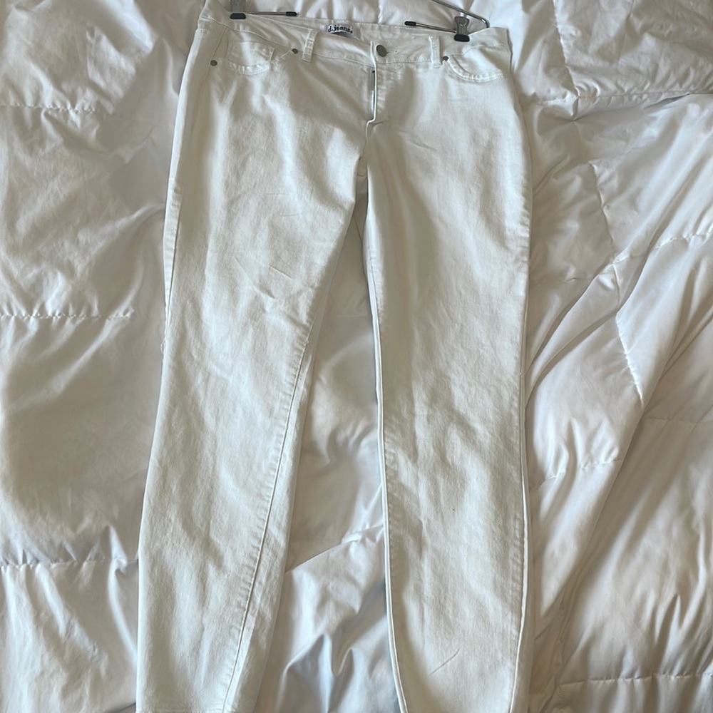 White cropped jeans